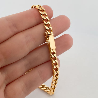 Comprar pulsera de oro de 18kt con cadena tipo cubana. La cadena mide 22cm de largo y 5,78mm de grosor. Joyas de segunda mano. Joyería Ian'Or.