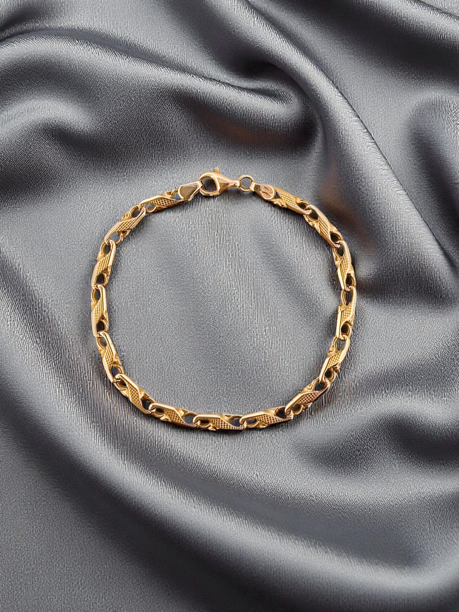 Pulsera oro amarillo de 18kt con eslabones en forma de infinito. Cierre tipo mosquetón.. Comprar pulseras de oro al mejor precio en Barcelona