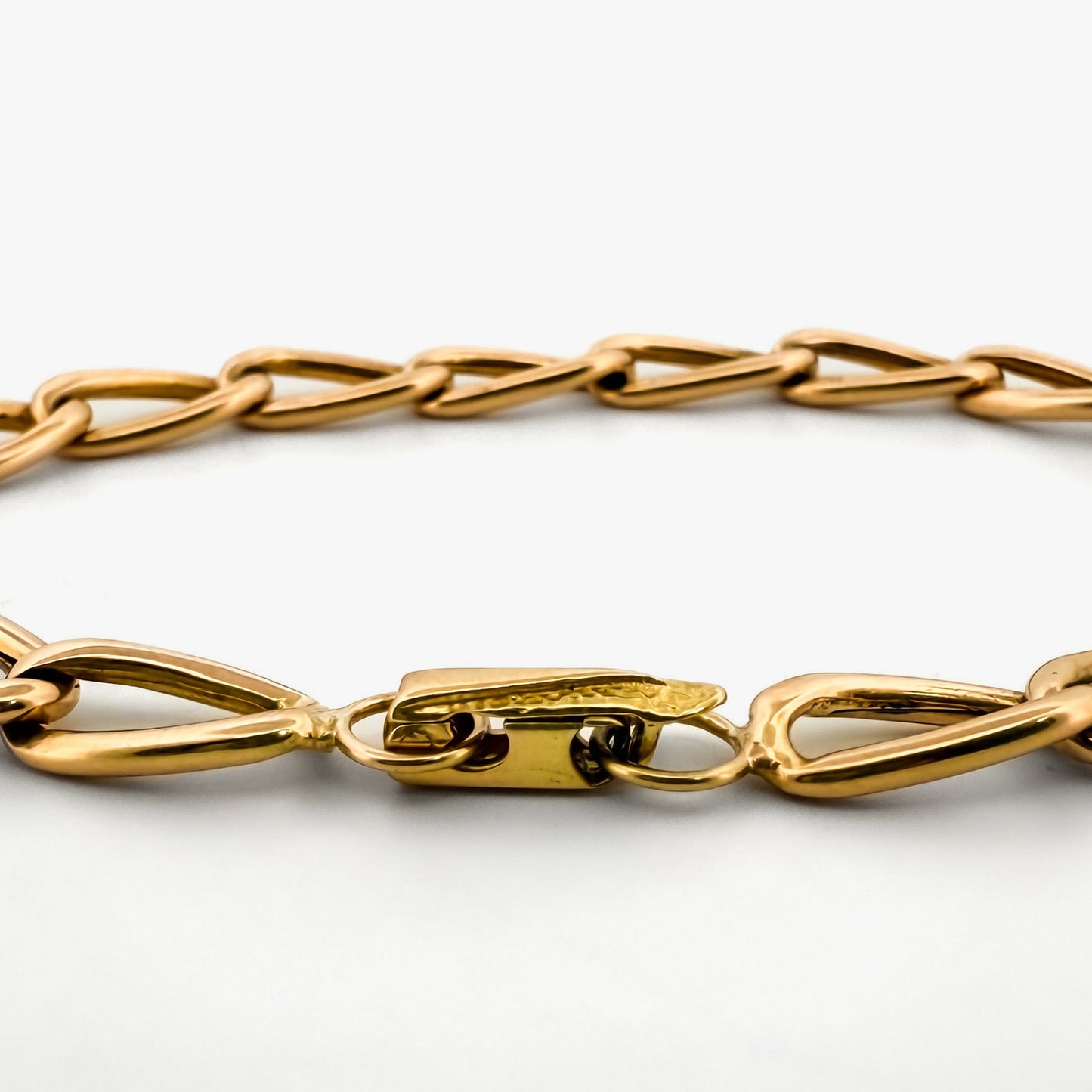 Comprar pulsera de cadena bilbaína en oro amarillo de 18Kt de 21cm de largo con eslabones alargado cierre mosquetón. Pieza certificada y envío gratuito