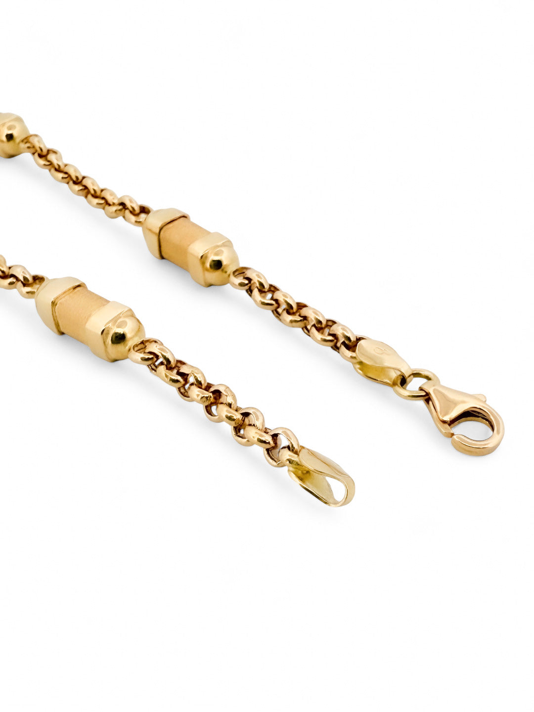 Pulsera oro amarillo de 18kt con cadena tipo rolo y 4 barriles alternos. La pulsera mide 20cm y 4,80mm de grosor. Dispone de cierre tipo mosquetón. Compra de pulseras de oro al mejor precio en Barcelona. 