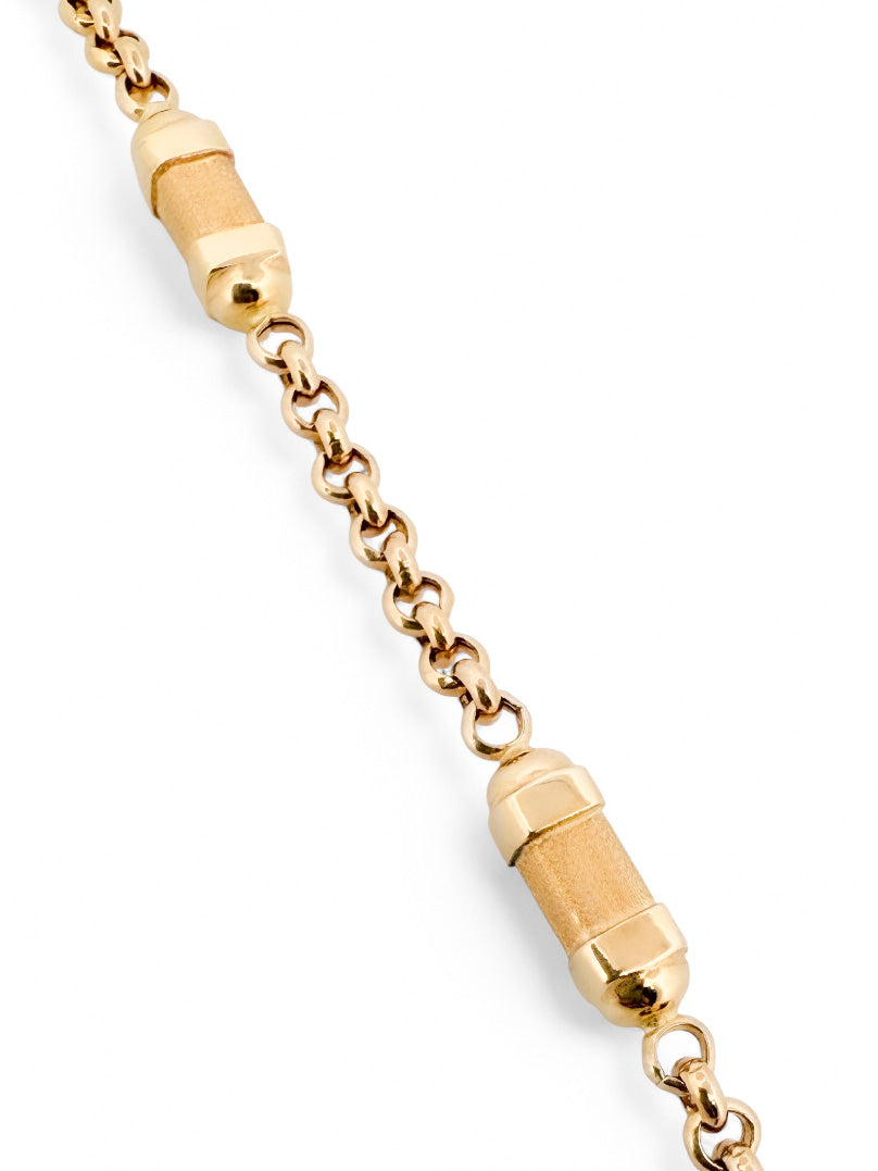 Pulsera oro amarillo de 18kt con cadena tipo rolo y 4 barriles alternos. La pulsera mide 20cm y 4,80mm de grosor. Dispone de cierre tipo mosquetón. Compra de pulseras de oro al mejor precio en Barcelona. 