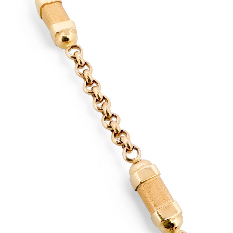 Pulsera oro amarillo de 18kt con cadena tipo rolo y 4 barriles alternos. La pulsera mide 20cm y 4,80mm de grosor. Dispone de cierre tipo mosquetón. Compra de pulseras de oro al mejor precio en Barcelona. 