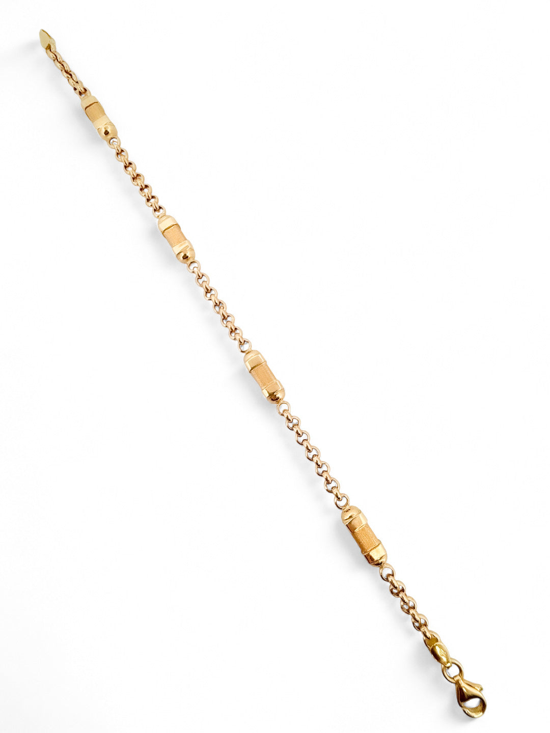 Pulsera oro amarillo de 18kt con cadena tipo rolo y 4 barriles alternos. La pulsera mide 20cm y 4,80mm de grosor. Dispone de cierre tipo mosquetón. Compra de pulseras de oro al mejor precio en Barcelona. 