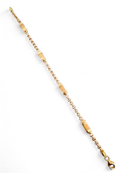 Pulsera oro amarillo de 18kt con cadena tipo rolo y 4 barriles alternos. La pulsera mide 20cm y 4,80mm de grosor. Dispone de cierre tipo mosquetón. Compra de pulseras de oro al mejor precio en Barcelona. 