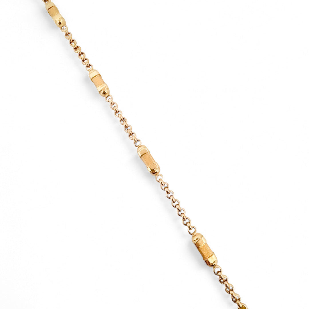 Pulsera oro amarillo de 18kt con cadena tipo rolo y 4 barriles alternos. La pulsera mide 20cm y 4,80mm de grosor. Dispone de cierre tipo mosquetón. Compra de pulseras de oro al mejor precio en Barcelona. 