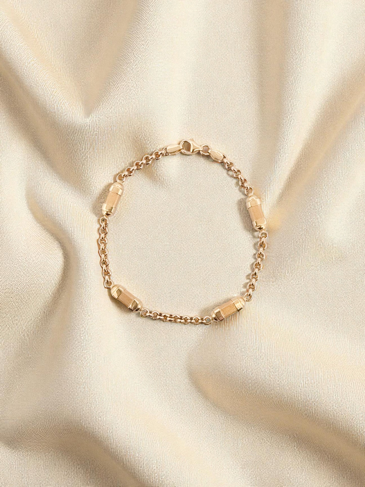 Pulsera oro amarillo de 18kt con cadena tipo rolo y 4 barriles alternos. La pulsera mide 20cm y 4,80mm de grosor. Dispone de cierre tipo mosquetón. Compra de pulseras de oro al mejor precio en Barcelona. 