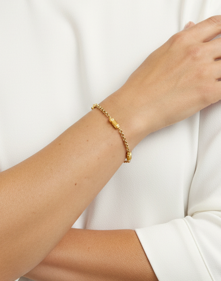 Pulsera oro amarillo de 18kt con cadena tipo rolo y 4 barriles alternos. La pulsera mide 20cm y 4,80mm de grosor. Dispone de cierre tipo mosquetón. Compra de pulseras de oro al mejor precio en Barcelona. 