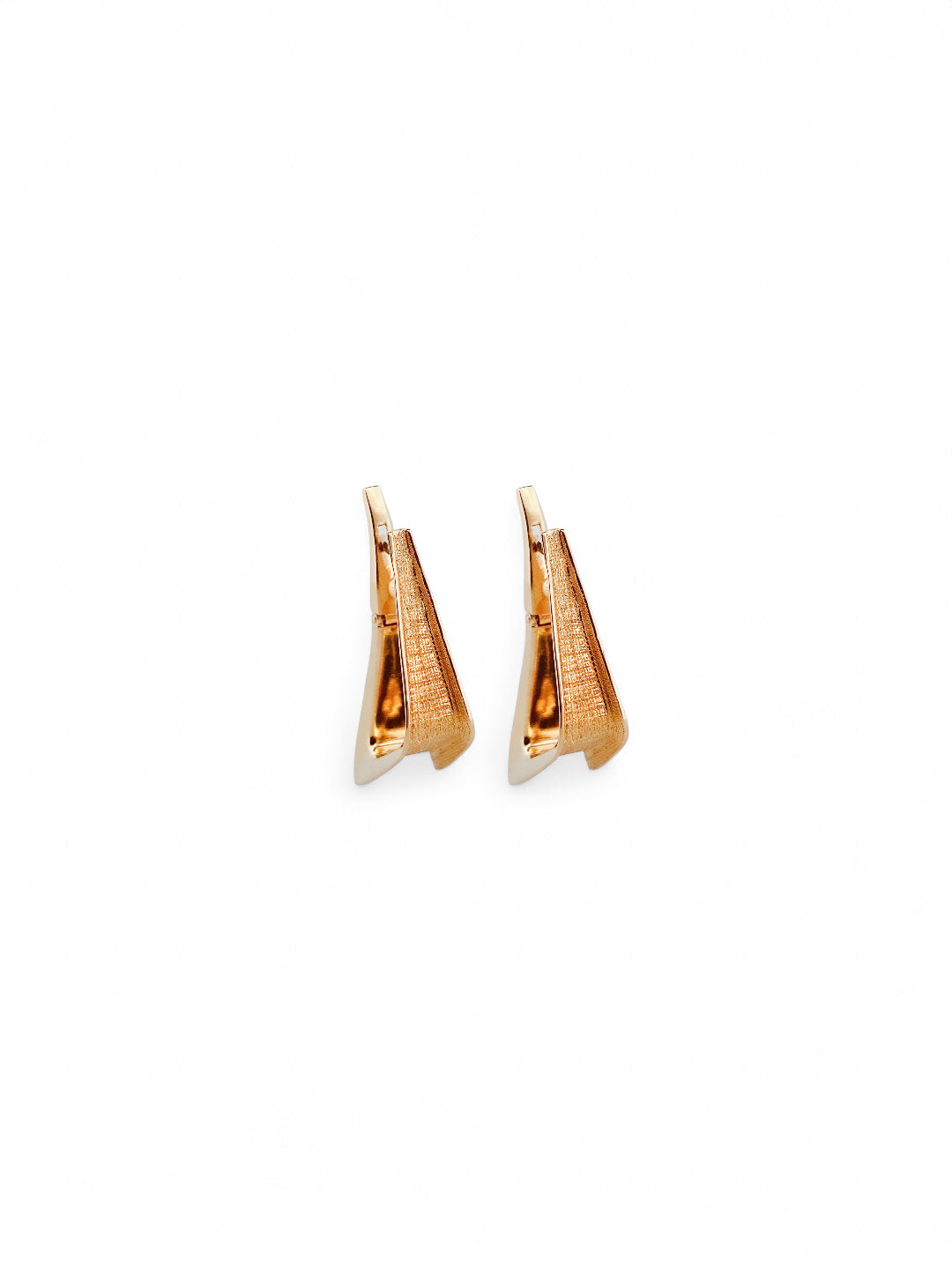 Pendientes tipo criollas en forma triangular realizados en oro amarillo de 18kt. Estos pendientes disponen de cierre tipo catalán. Envío GRATIS.