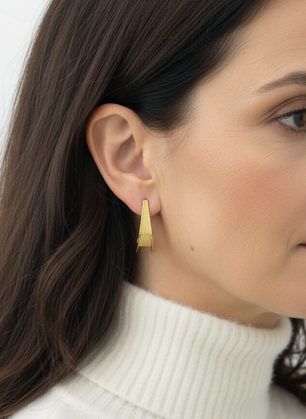Pendientes tipo criollas en forma triangular realizados en oro amarillo de 18kt. Estos pendientes disponen de cierre tipo catalán. Envío GRATIS.