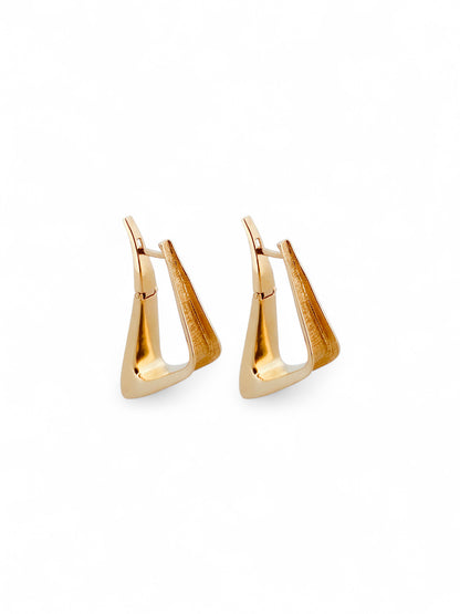 Pendientes tipo criollas en forma triangular realizados en oro amarillo de 18kt. Estos pendientes disponen de cierre tipo catalán. Envío GRATIS.
