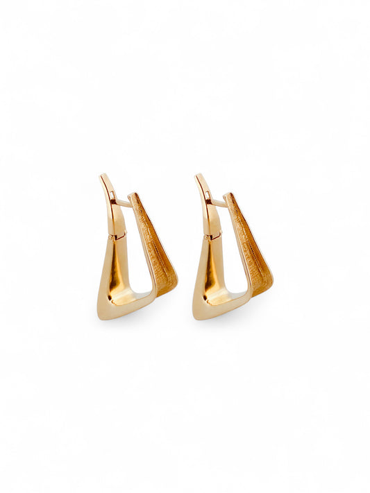 Pendientes tipo criollas en forma triangular realizados en oro amarillo de 18kt. Estos pendientes disponen de cierre tipo catalán. Envío GRATIS.