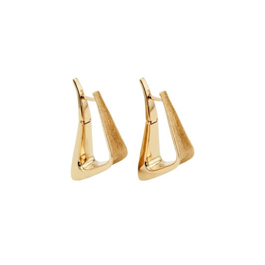 Pendientes tipo criollas en forma triangular realizados en oro amarillo de 18kt. Estos pendientes disponen de cierre tipo catalán. Envío GRATIS.