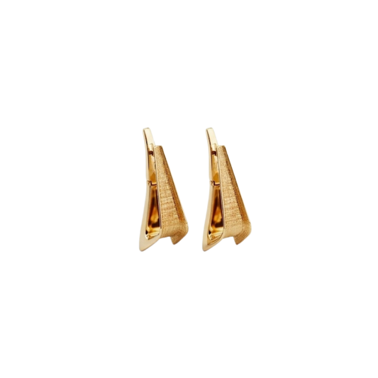 Pendientes tipo criollas en forma triangular realizados en oro amarillo de 18kt. Estos pendientes disponen de cierre tipo catalán. Envío GRATIS.