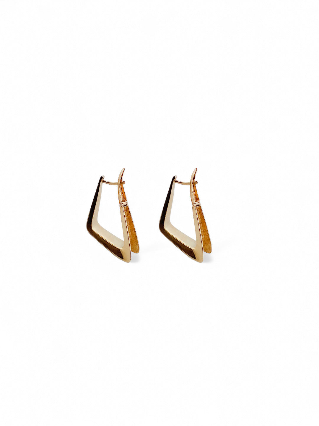 Pendientes tipo criollas en forma triangular realizados en oro amarillo de 18kt. Estos pendientes disponen de cierre tipo catalán. Envío GRATIS.