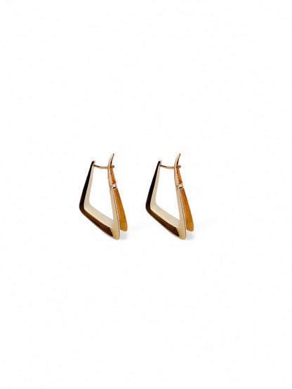 Pendientes tipo criollas en forma triangular realizados en oro amarillo de 18kt. Estos pendientes disponen de cierre tipo catalán. Envío GRATIS.