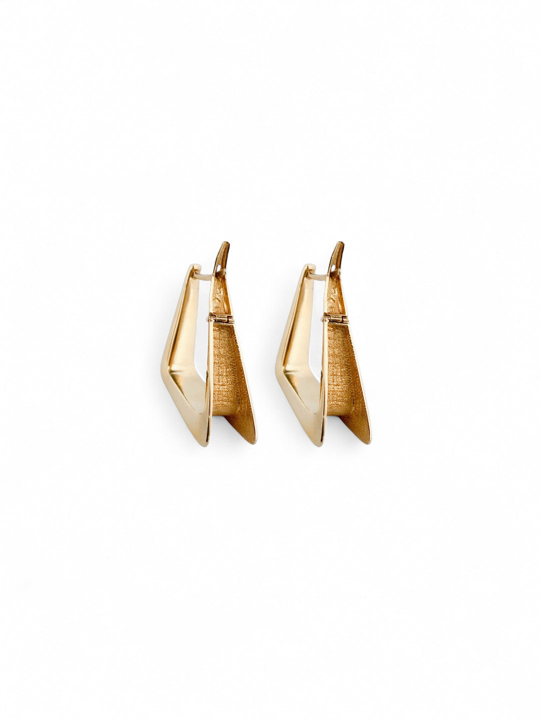 Pendientes tipo criollas en forma triangular realizados en oro amarillo de 18kt. Estos pendientes disponen de cierre tipo catalán. Envío GRATIS.
