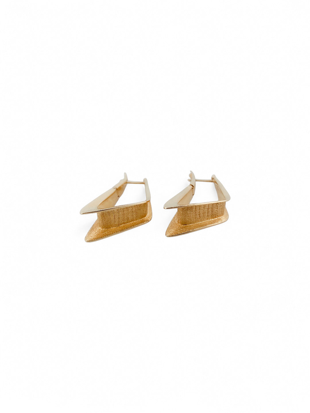 Pendientes tipo criollas en forma triangular realizados en oro amarillo de 18kt. Estos pendientes disponen de cierre tipo catalán. Envío GRATIS.