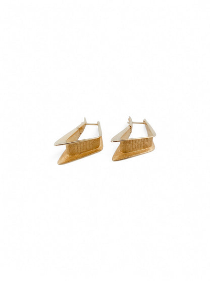 Pendientes tipo criollas en forma triangular realizados en oro amarillo de 18kt. Estos pendientes disponen de cierre tipo catalán. Envío GRATIS.