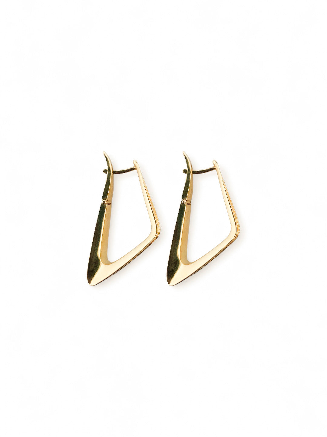 Pendientes tipo criollas en forma triangular realizados en oro amarillo de 18kt. Estos pendientes disponen de cierre tipo catalán. Envío GRATIS.