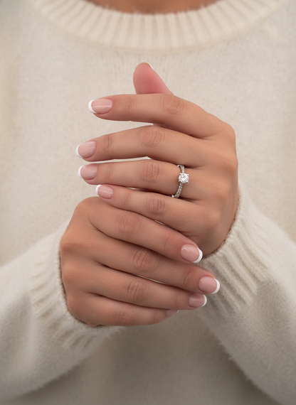 Comprar sortija  realizada en oro blanco de 18kt con rosetón de diamantes alrededor de un diamante central y carril de diamantes escalonados en brazos. Anillos de diamantes al mejor precio en Barcelona