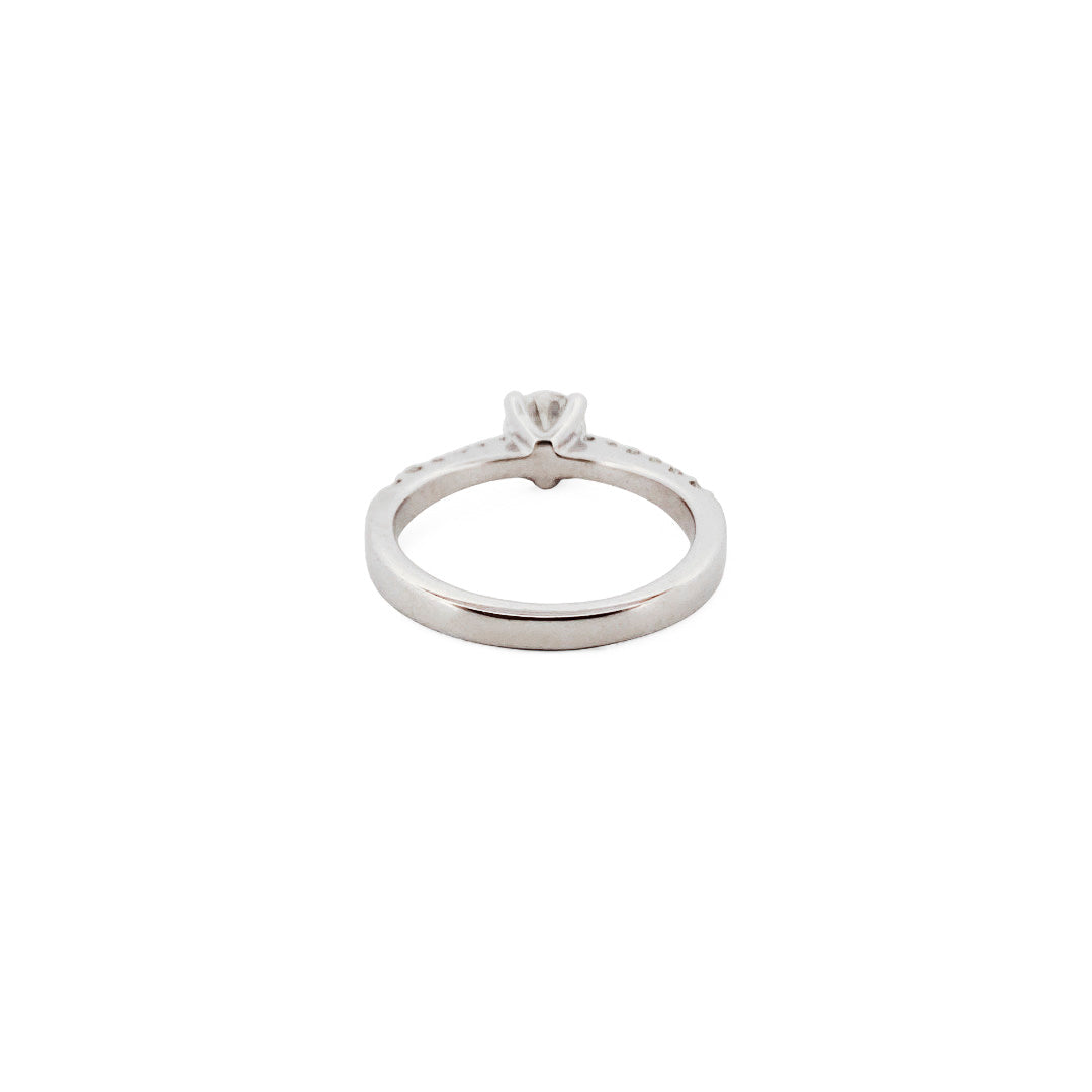 Comprar sortija  realizada en oro blanco de 18kt con rosetón de diamantes alrededor de un diamante central y carril de diamantes escalonados en brazos. Anillos de diamantes al mejor precio en Barcelona