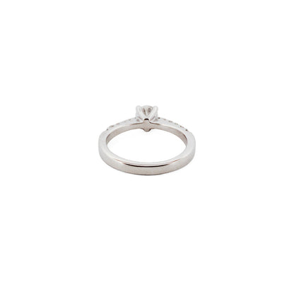 Comprar sortija  realizada en oro blanco de 18kt con rosetón de diamantes alrededor de un diamante central y carril de diamantes escalonados en brazos. Anillos de diamantes al mejor precio en Barcelona