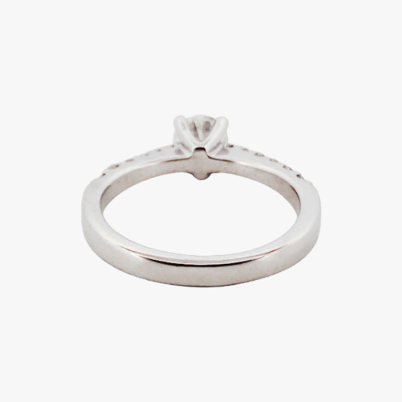 Comprar sortija en oro blanco de 18kt con rosetón de diamantes alrededor de un diamante central y carril de diamantes escalonados en brazos. Envio gratis