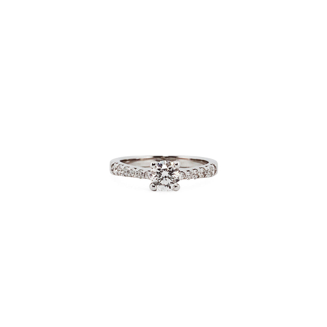 Comprar sortija  realizada en oro blanco de 18kt con rosetón de diamantes alrededor de un diamante central y carril de diamantes escalonados en brazos. Anillos de diamantes al mejor precio en Barcelona