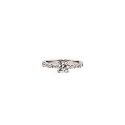 Comprar sortija  realizada en oro blanco de 18kt con rosetón de diamantes alrededor de un diamante central y carril de diamantes escalonados en brazos. Anillos de diamantes al mejor precio en Barcelona
