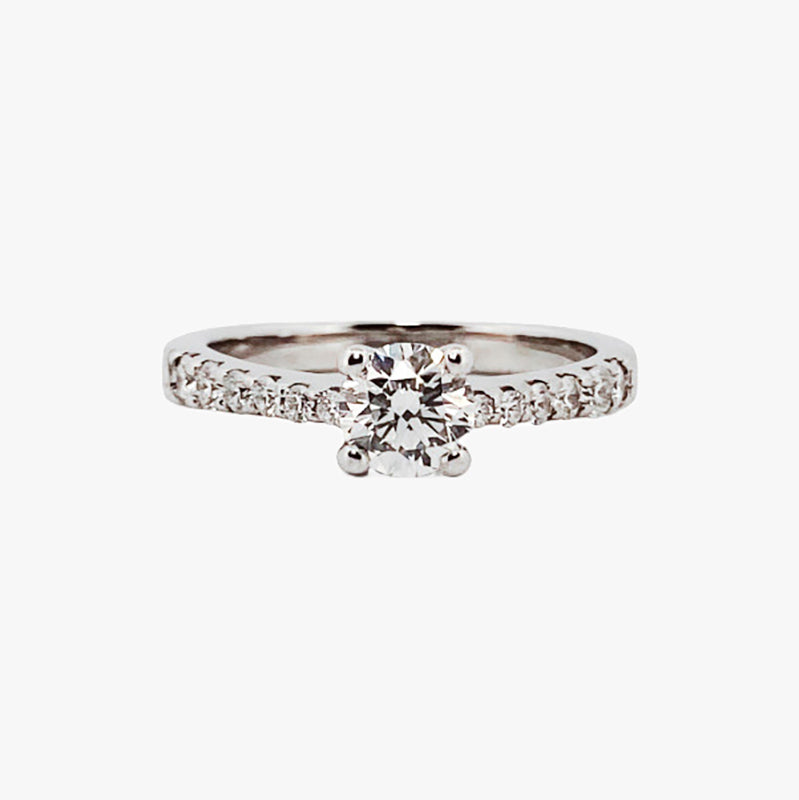 Comprar sortija en oro blanco de 18kt con rosetón de diamantes alrededor de un diamante central y carril de diamantes escalonados en brazos. Envio gratis