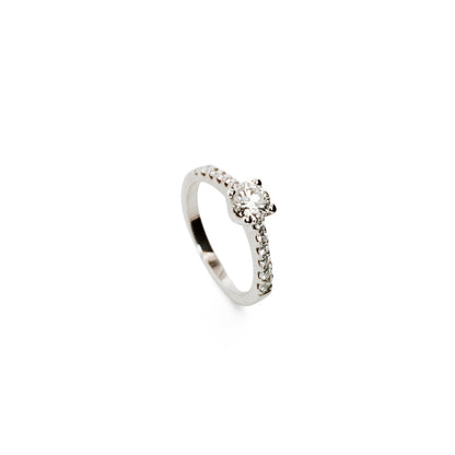 Comprar sortija  realizada en oro blanco de 18kt con rosetón de diamantes alrededor de un diamante central y carril de diamantes escalonados en brazos. Anillos de diamantes al mejor precio en Barcelona