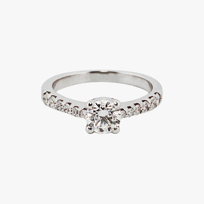 Comprar sortija en oro blanco de 18kt con rosetón de diamantes alrededor de un diamante central y carril de diamantes escalonados en brazos. Envio gratis