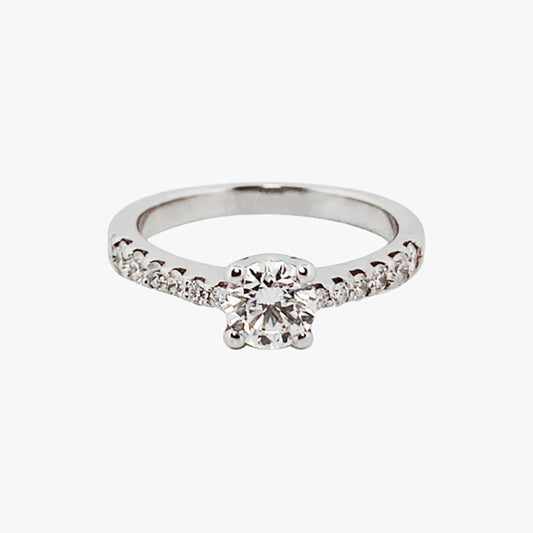 Comprar sortija en oro blanco de 18kt con rosetón de diamantes alrededor de un diamante central y carril de diamantes escalonados en brazos. Envio gratis
