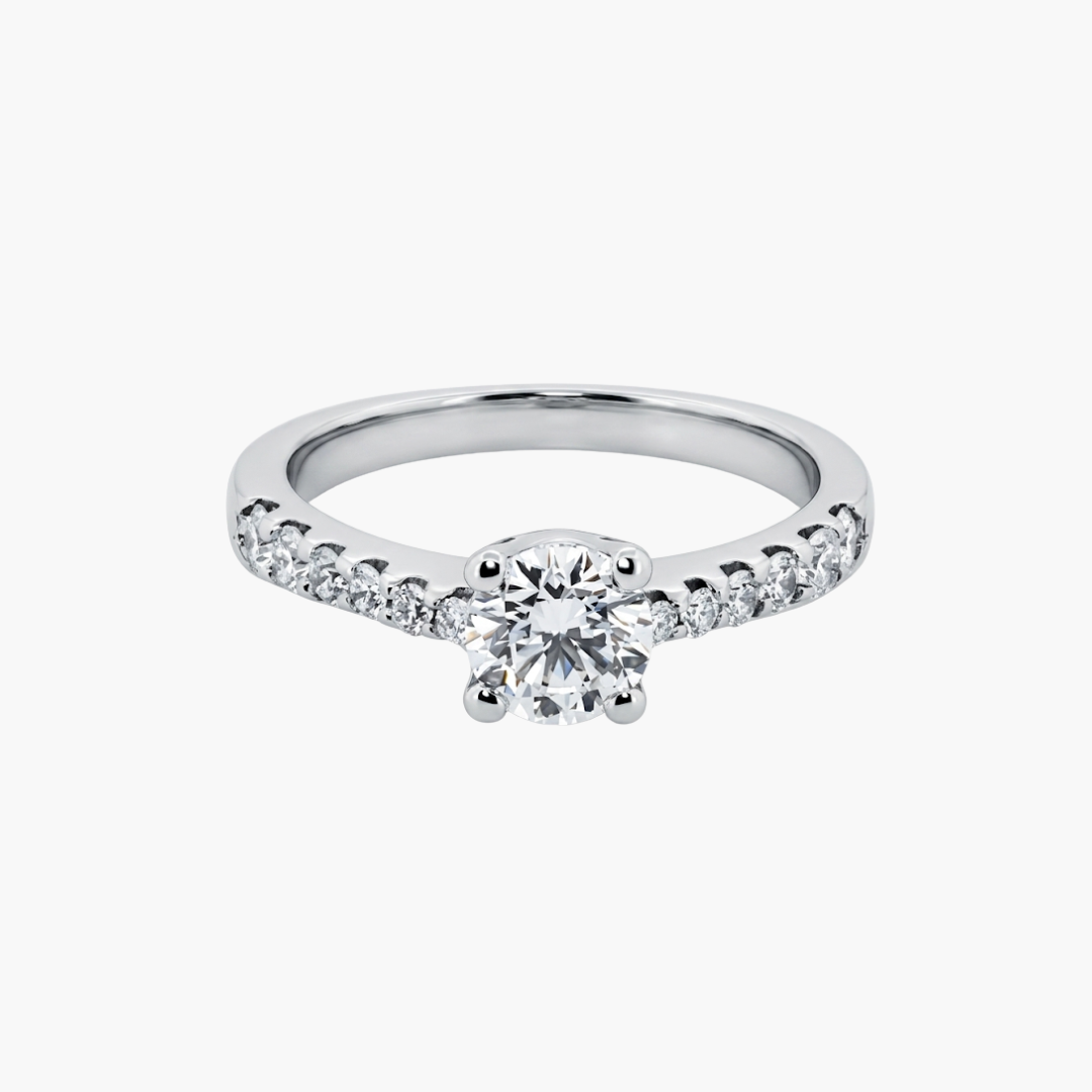 Comprar sortija  realizada en oro blanco de 18kt con rosetón de diamantes alrededor de un diamante central y carril de diamantes escalonados en brazos. Anillos de diamantes al mejor precio en Barcelona