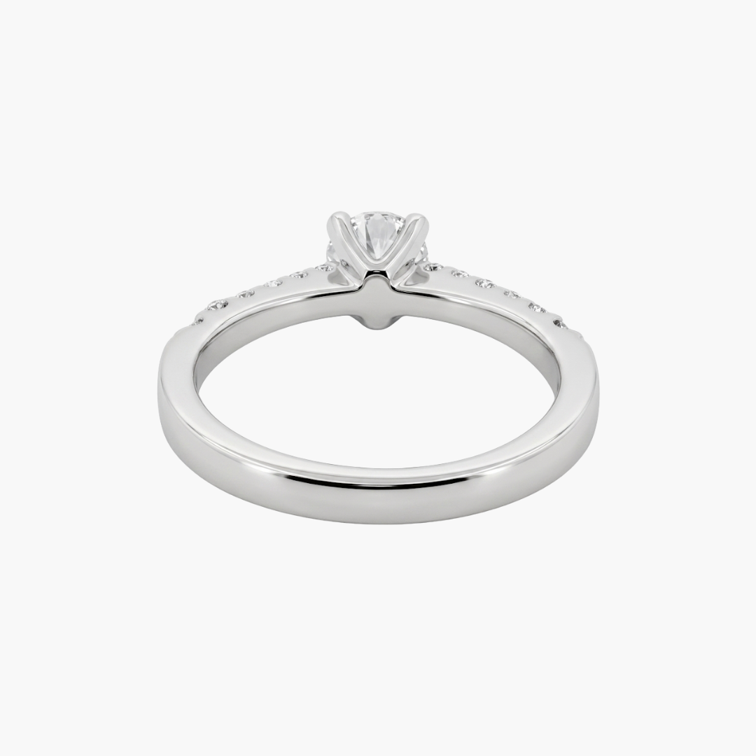 Comprar sortija  realizada en oro blanco de 18kt con rosetón de diamantes alrededor de un diamante central y carril de diamantes escalonados en brazos. Anillos de diamantes al mejor precio en Barcelona