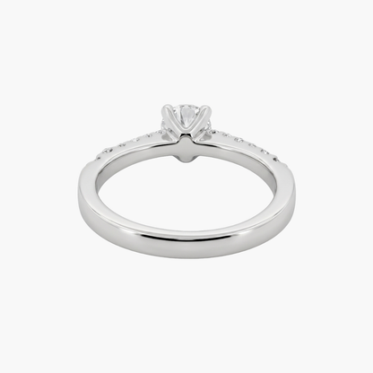 Comprar sortija  realizada en oro blanco de 18kt con rosetón de diamantes alrededor de un diamante central y carril de diamantes escalonados en brazos. Anillos de diamantes al mejor precio en Barcelona