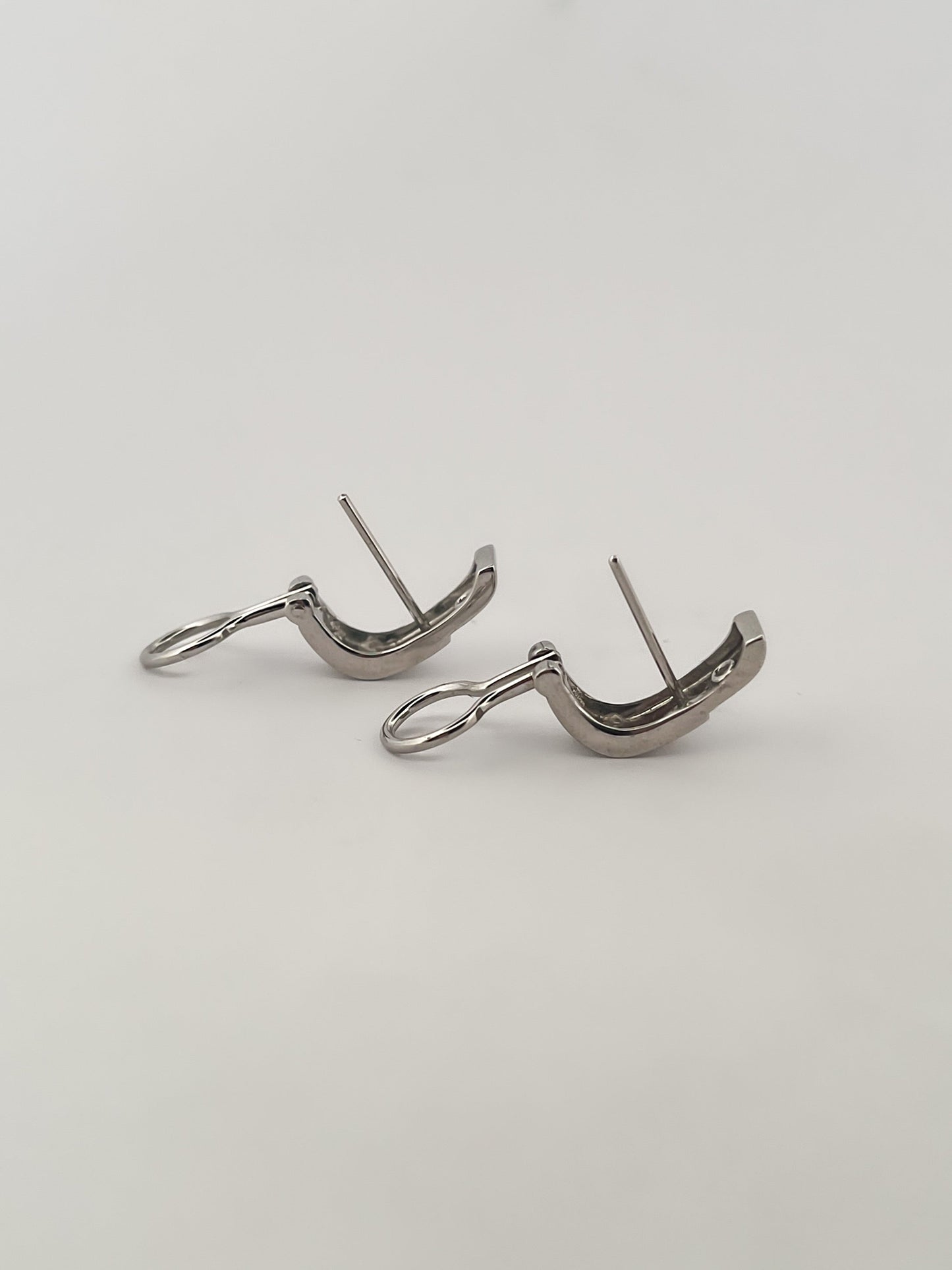 Comprar pendientes de oro blanco de 18kt con un diamante talla diamante en cada pendiente. Cierre tipo omega. Joyas de segunda mano. Joyas con diamantes baratas…