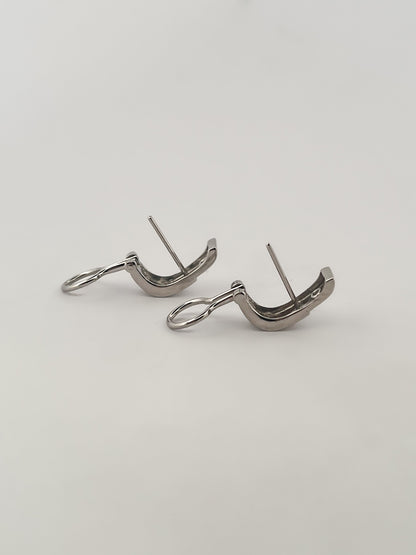 Comprar pendientes de oro blanco de 18kt con un diamante talla diamante en cada pendiente. Cierre tipo omega. Joyas de segunda mano. Joyas con diamantes baratas…