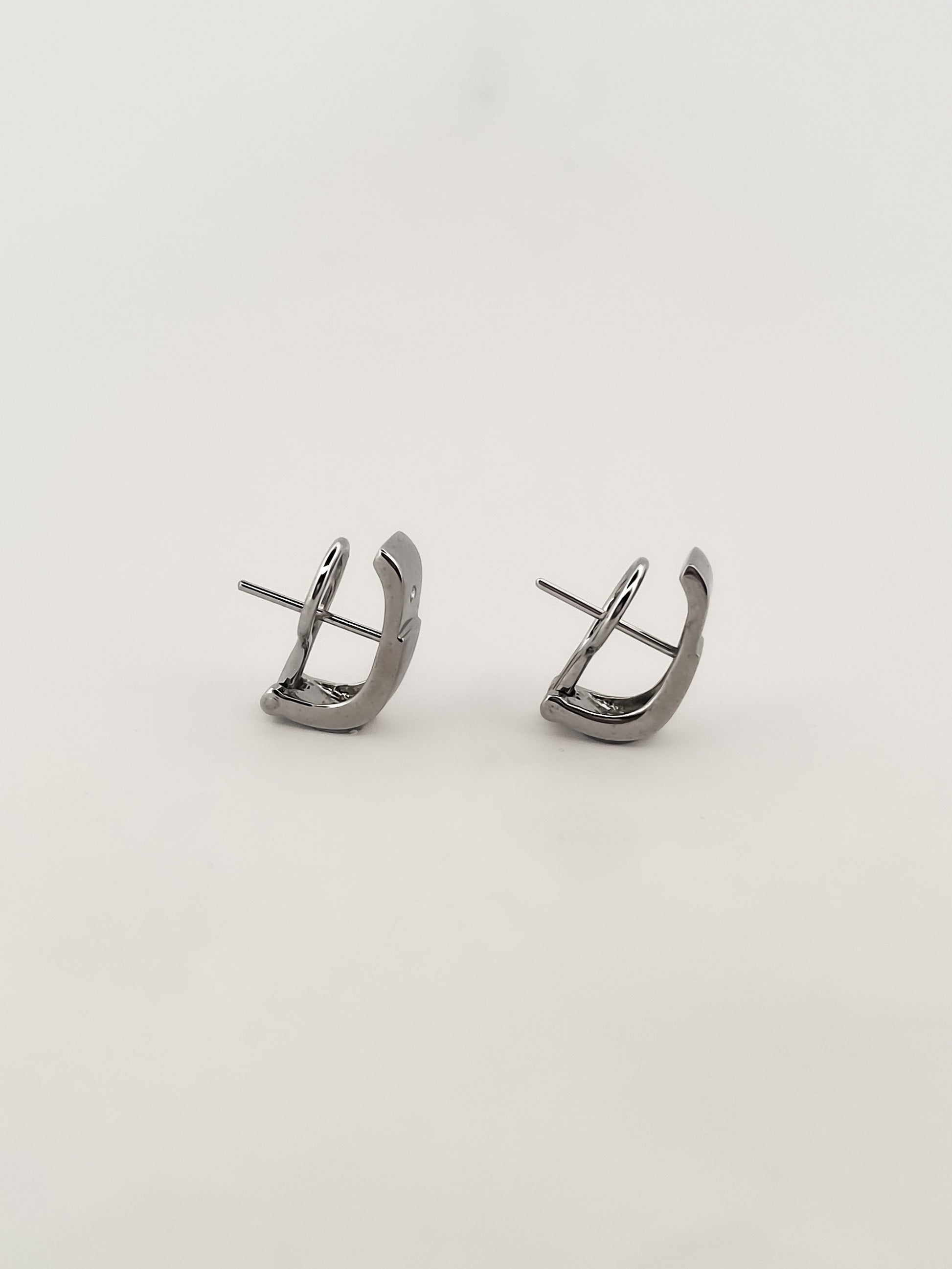 Comprar pendientes de oro blanco de 18kt con un diamante talla diamante en cada pendiente. Cierre tipo omega. Joyas de segunda mano. Joyas con diamantes baratas…