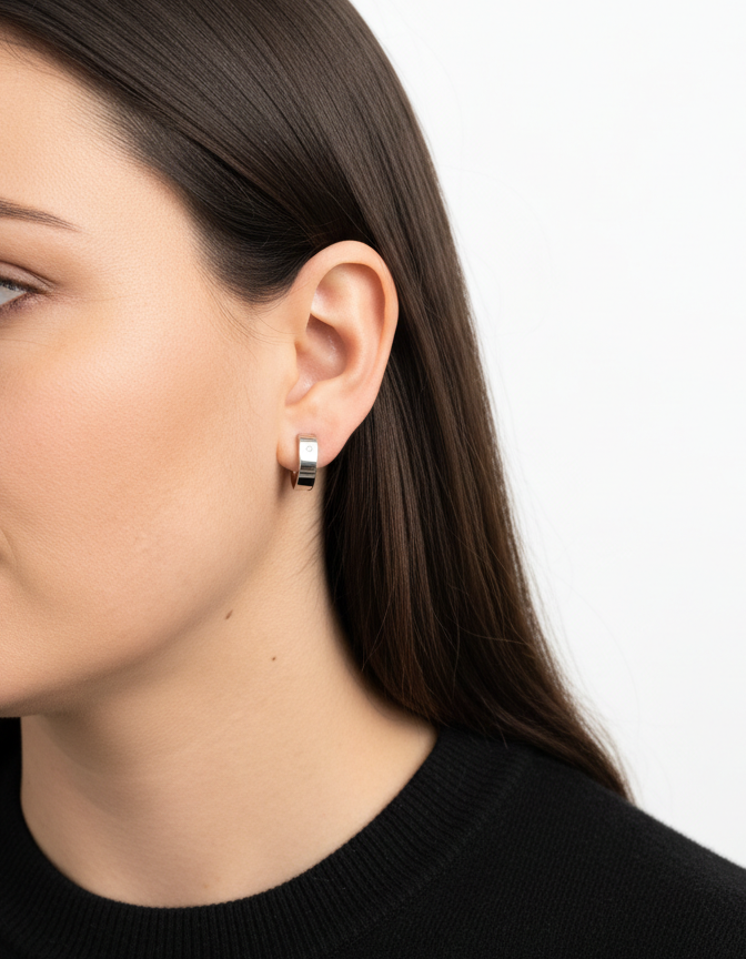 Comprar pendientes de oro blanco de 18kt con un diamante talla diamante en cada pendiente. Cierre tipo omega. Joyas de segunda mano. Joyas con diamantes baratas…