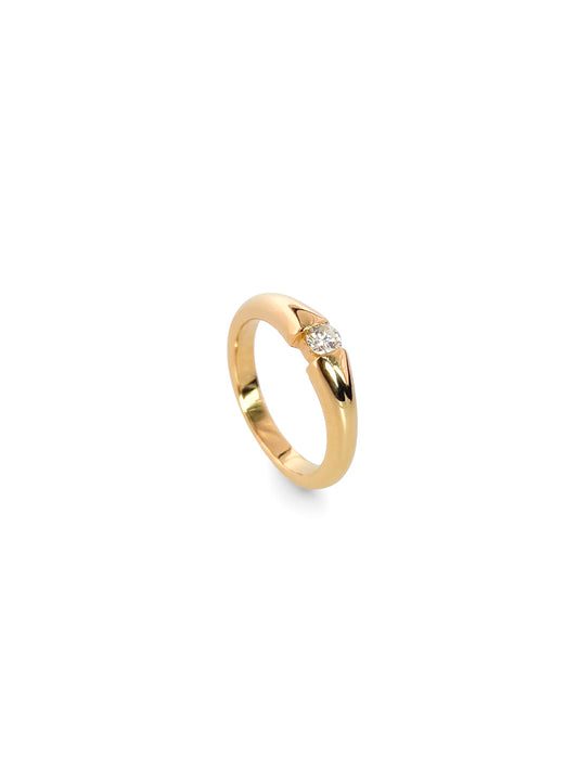 Solitario de oro amarillo de 18kt con un diamante talla brillante de de 0,20ct con engaste en tensión. Anillos de compromiso baratos en Barcelona.