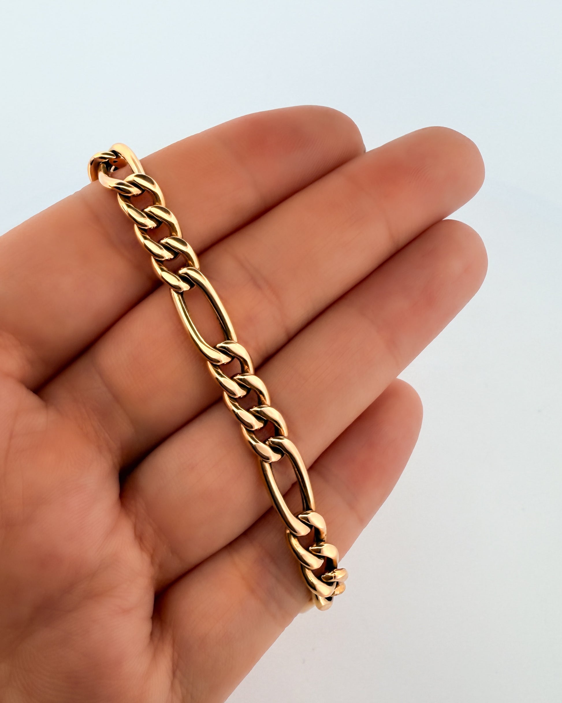 Pulsera oro amarillo de 18kt con cadena alterna tipo cartier. La cadena mide 19,5cm hace 11mm de grosor. Cierre tipo mosquetón.