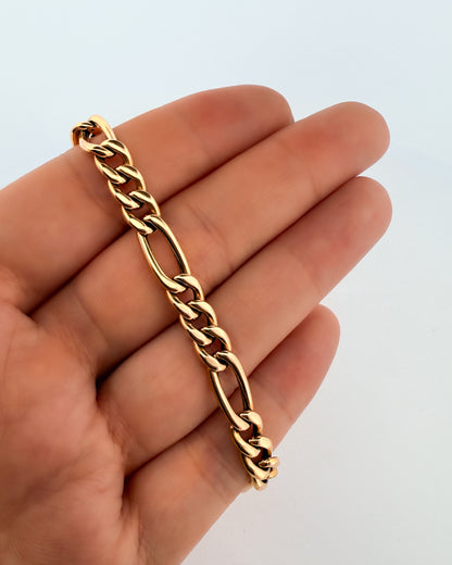 Pulsera oro amarillo de 18kt con cadena alterna tipo cartier. La cadena mide 19,5cm hace 11mm de grosor. Cierre tipo mosquetón.
