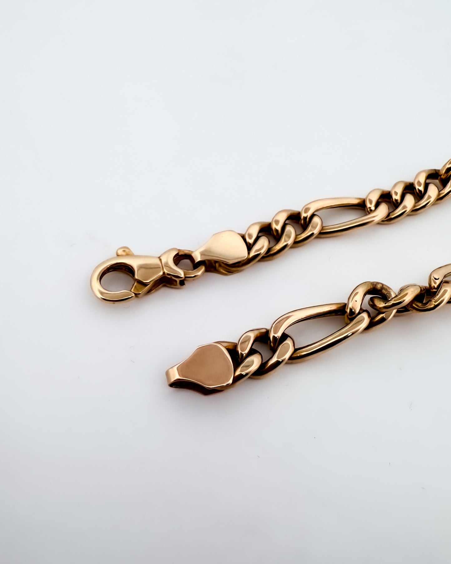 Pulsera oro amarillo de 18kt con cadena alterna tipo cartier. La cadena mide 19,5cm hace 11mm de grosor. Cierre tipo mosquetón.