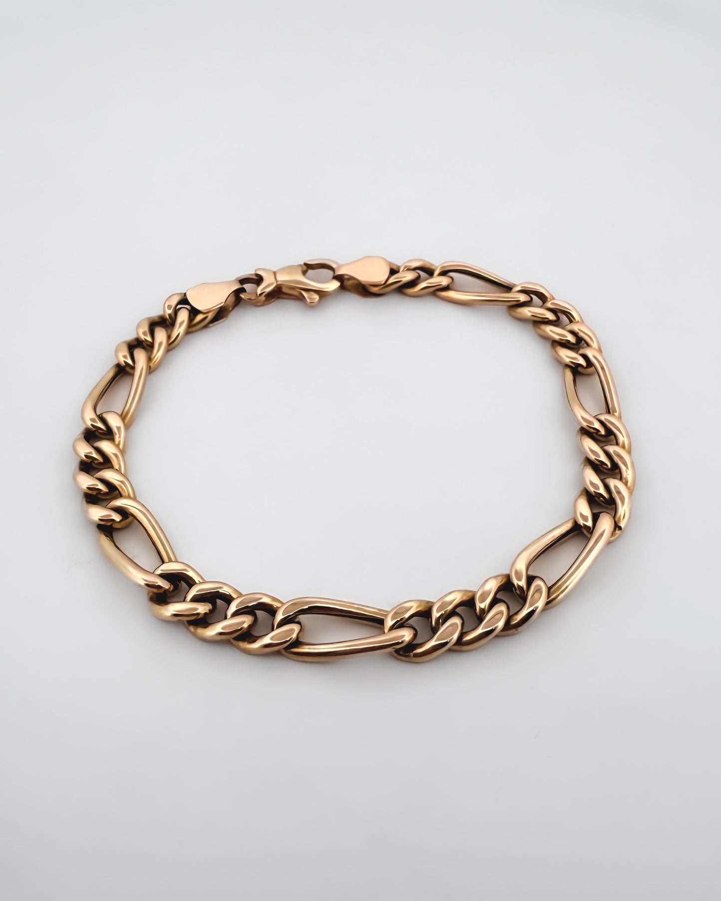 Pulsera oro amarillo de 18kt con cadena alterna tipo cartier. La cadena mide 19,5cm hace 11mm de grosor. Cierre tipo mosquetón.