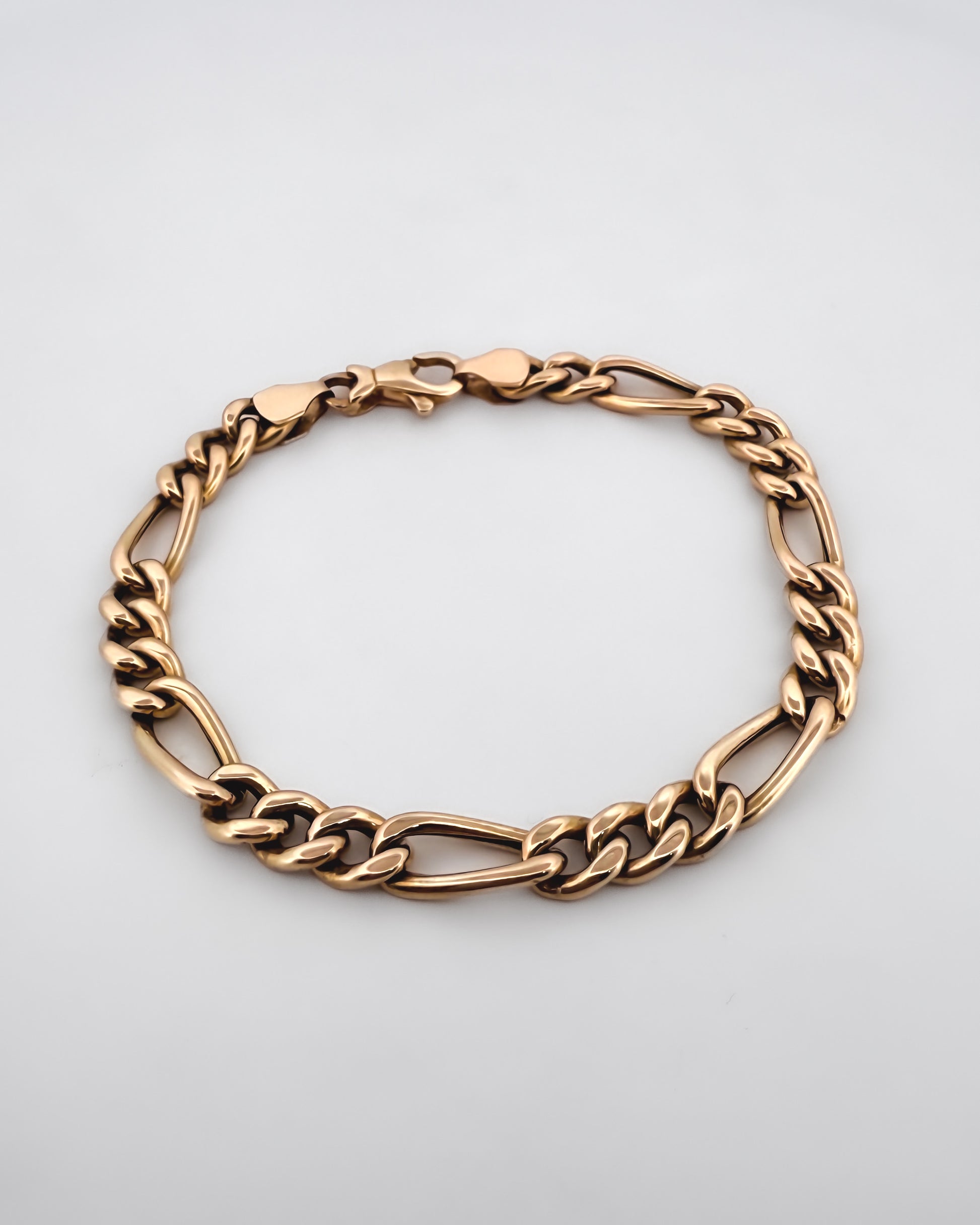 Pulsera oro amarillo de 18kt con cadena alterna tipo cartier. La cadena mide 19,5cm hace 11mm de grosor. Cierre tipo mosquetón.