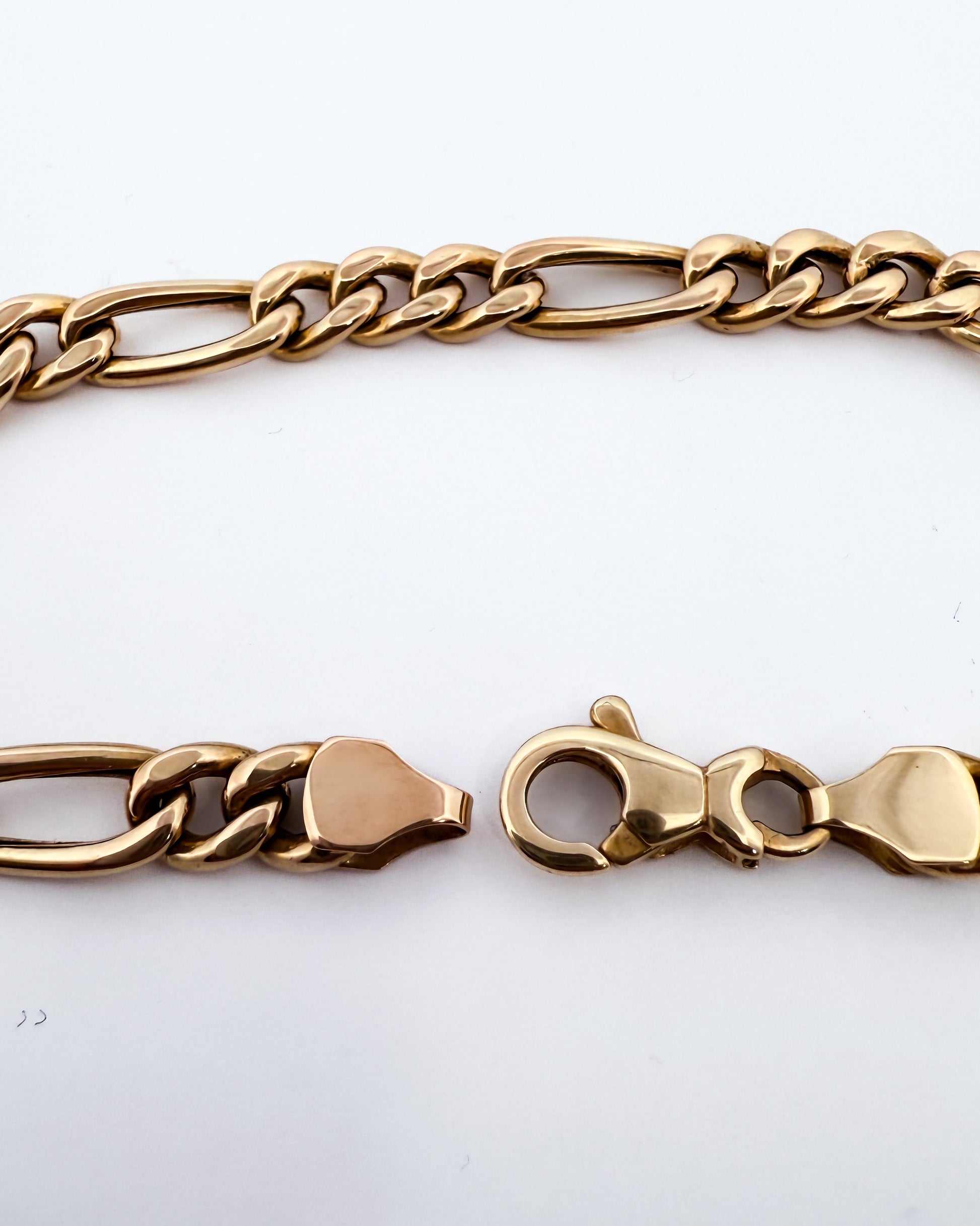 Pulsera oro amarillo de 18kt con cadena alterna tipo cartier. La cadena mide 19,5cm hace 11mm de grosor. Cierre tipo mosquetón.