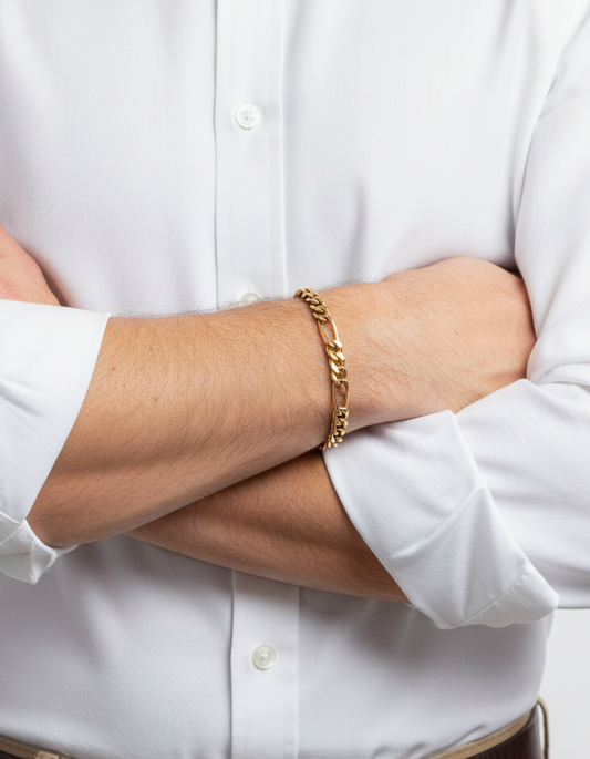 Pulsera oro amarillo de 18kt con cadena alterna tipo cartier. La cadena mide 19,5cm hace 11mm de grosor. Cierre tipo mosquetón.