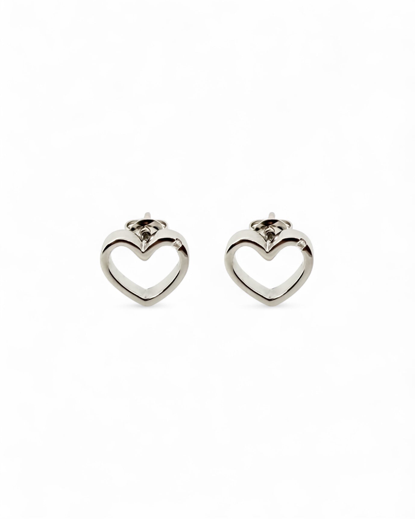 Comprar pendientes de oro blanco de 18kt con forma corazón con detalle de brillante, cierre presion. Joyas segunda mano. Envío gratis. Ian'Or.