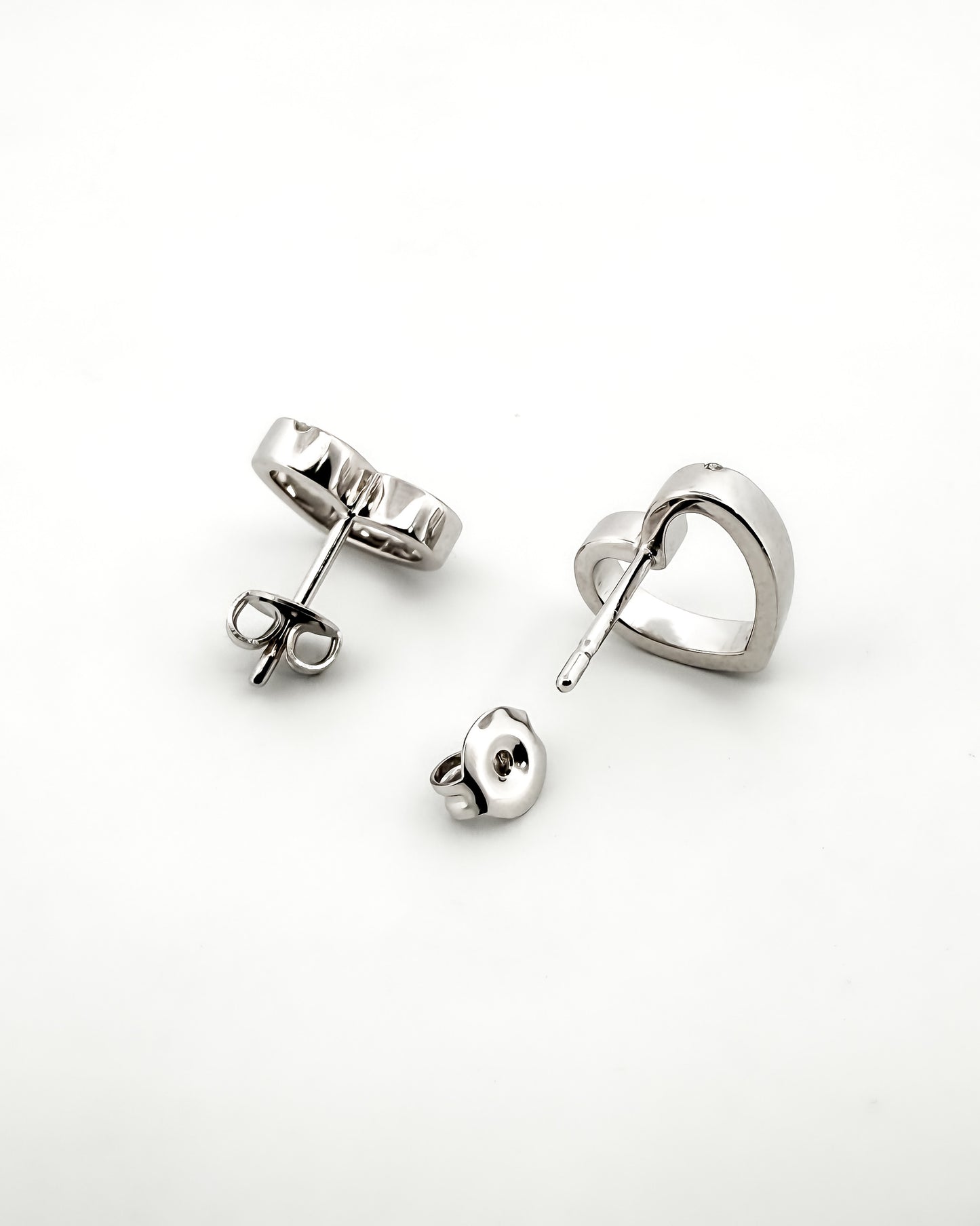 Comprar pendientes de oro blanco de 18kt con forma corazón con detalle de brillante, cierre presion. Joyas segunda mano. Envío gratis. Ian'Or.